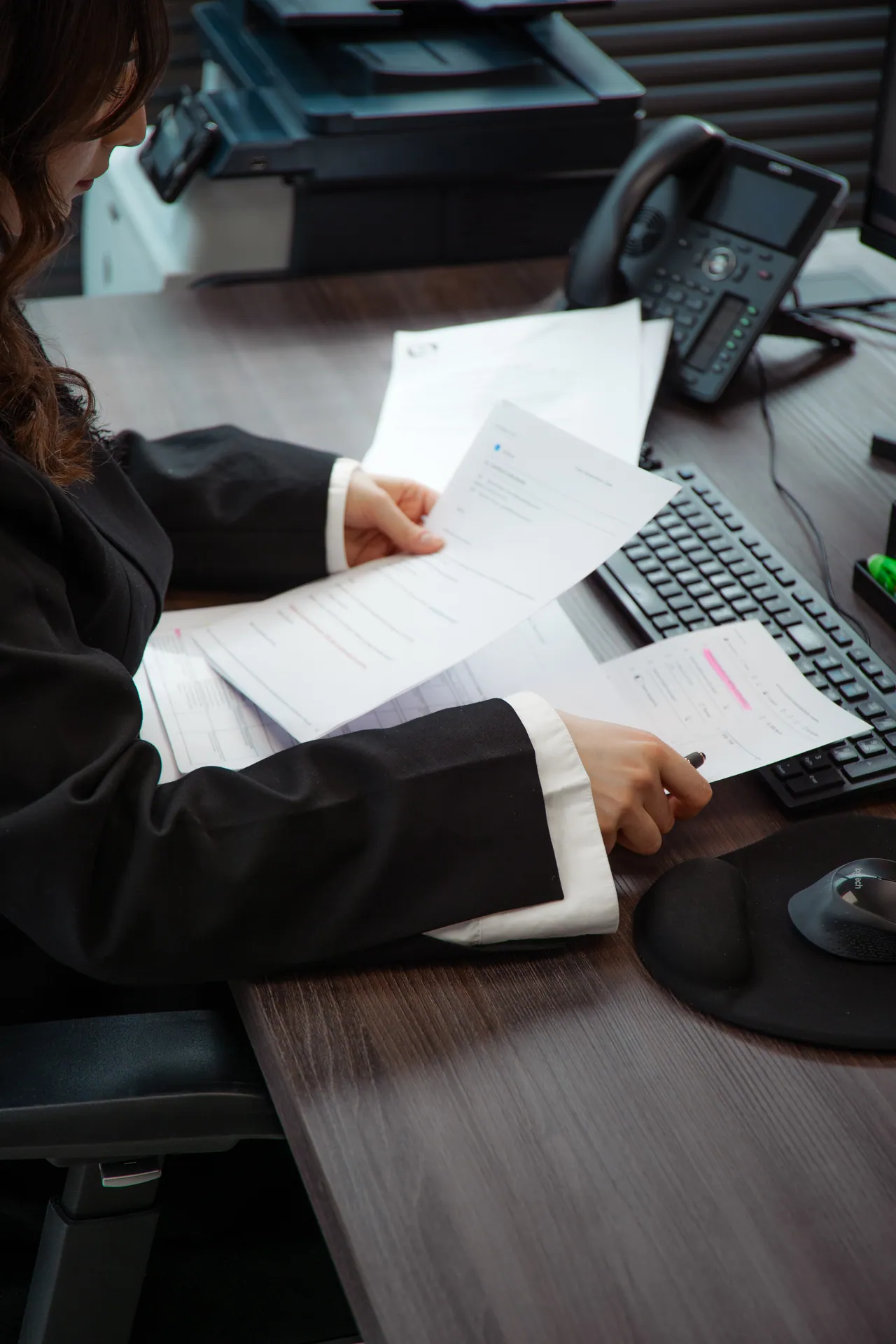 Loonadministratie specialiste werkt loonbrieven na