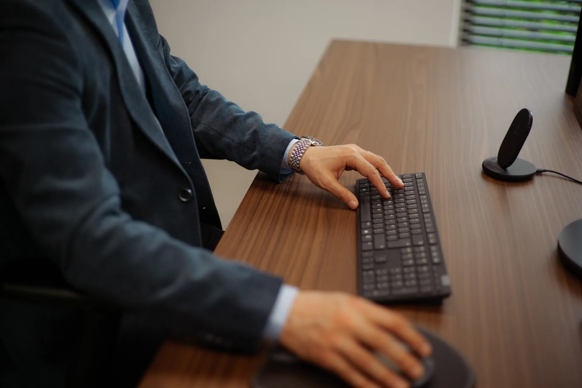 Handen typen DIMONA-aangifte op laptop