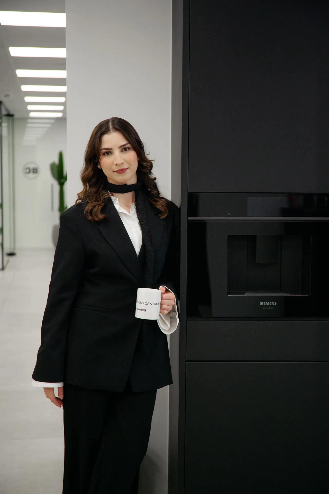 Adviseur Business Centrum aan haar bureau, klaar voor een gesprek