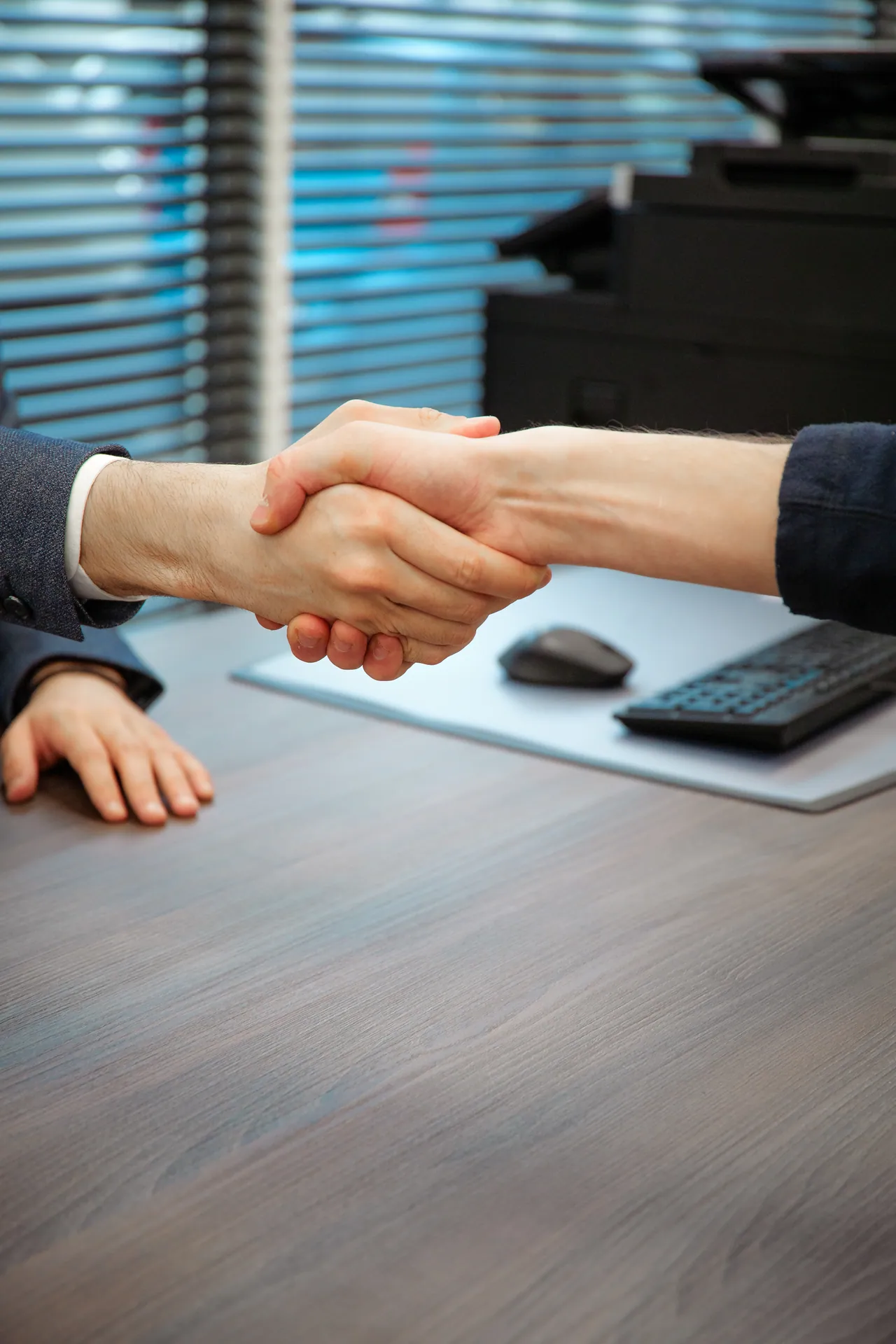 Handdruk bij ondertekening arbeidsovereenkomst