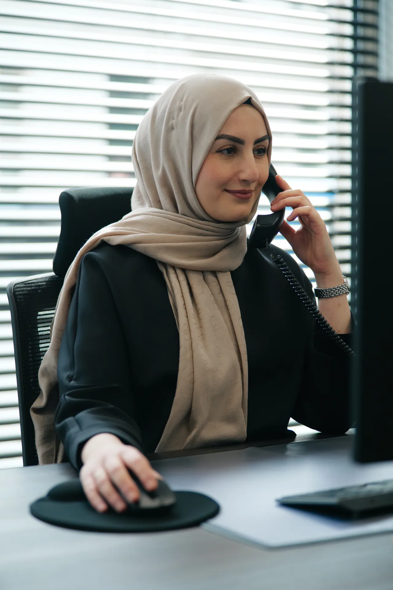 HR-medewerker registreert werknemer via telefoon en computer