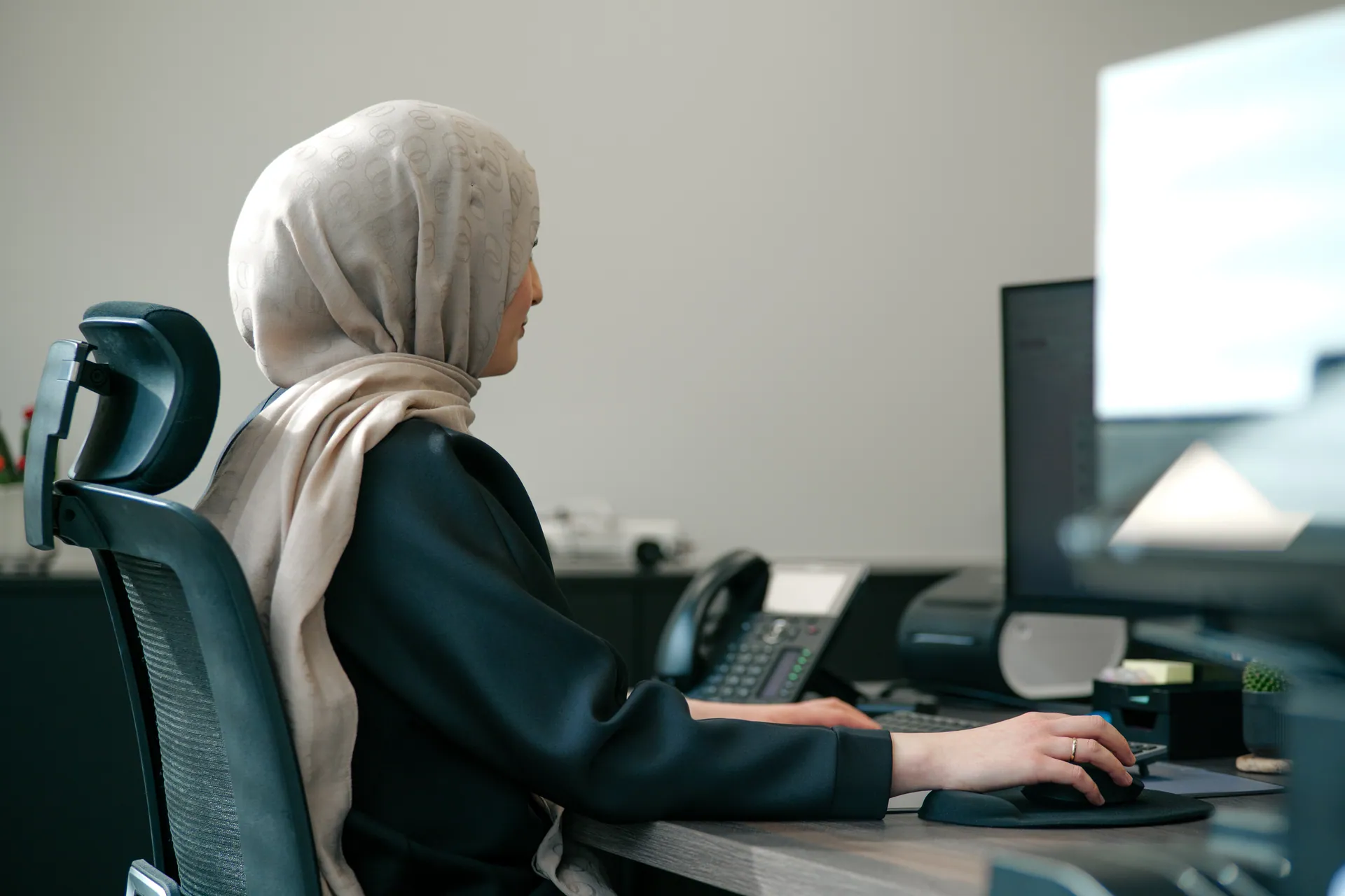 HR-medewerker geconcentreerd aan bureau in modern kantoor