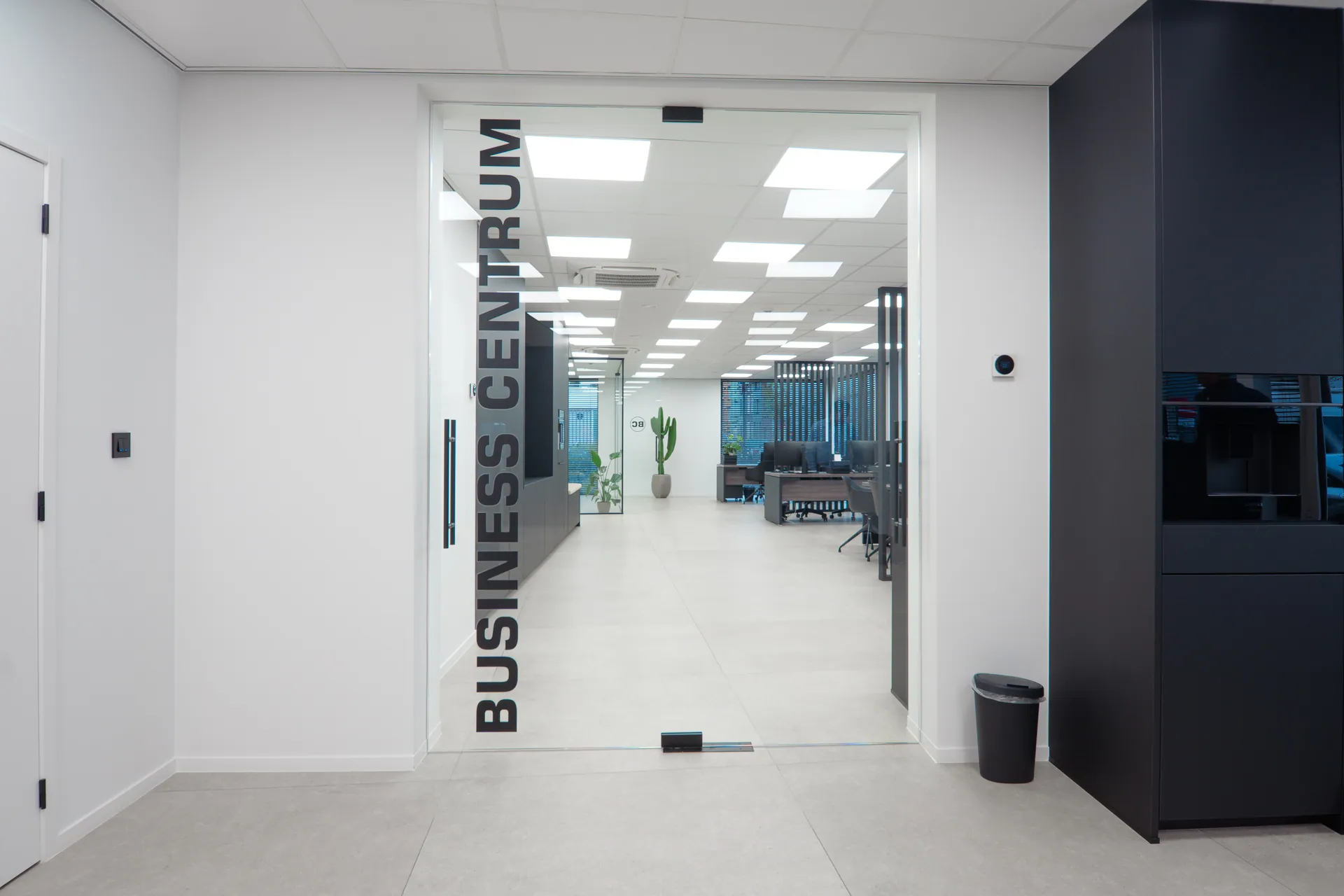 Branded signage muur op het kantoor van Business Centrum
